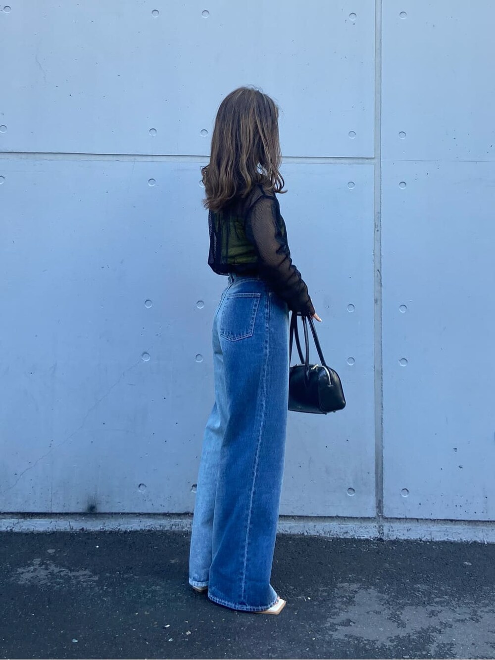 ブラック系のボストンバッグ、グリーン系のキャミソール、ブラック系のTシャツ/カットソーを着用したレディースの春コーディネートの8枚目の写真