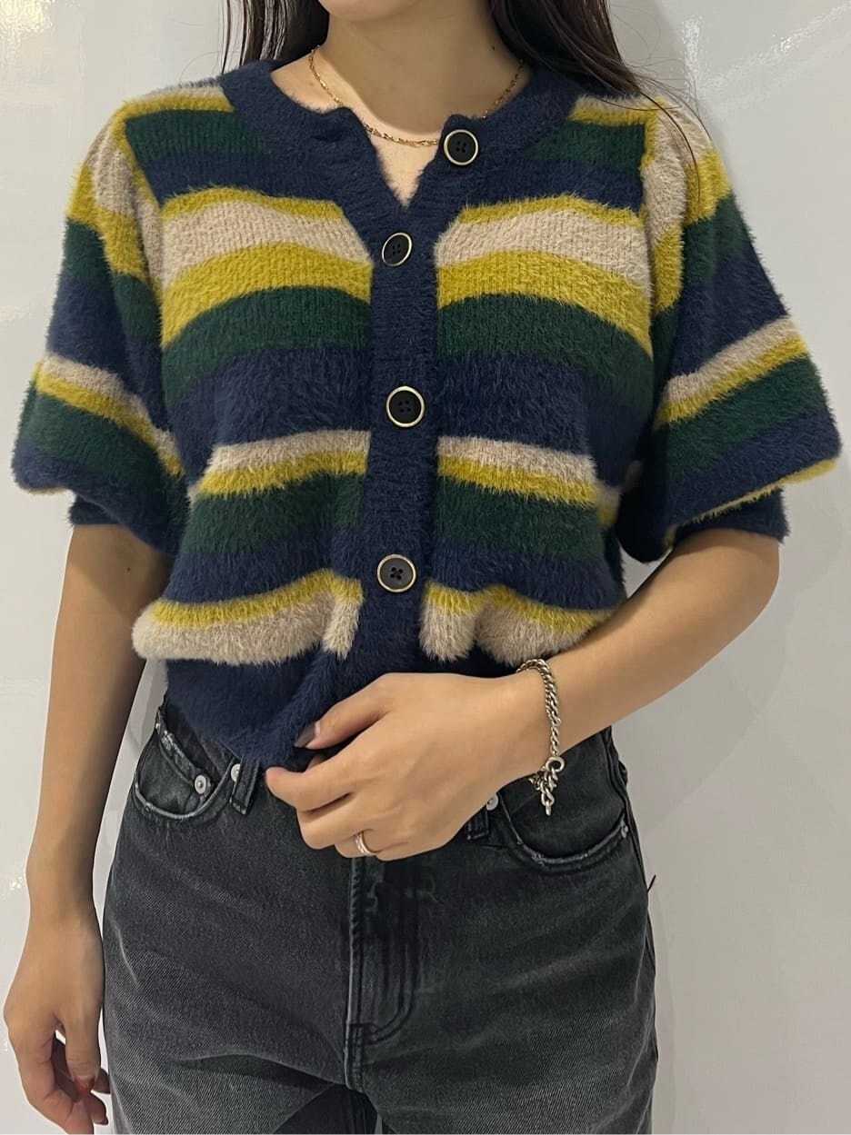 ブラック系のブーツ、ブラック系のデニムパンツ、ブルー系のニット/セーターを着用したレディースの秋コーディネートの5枚目の写真