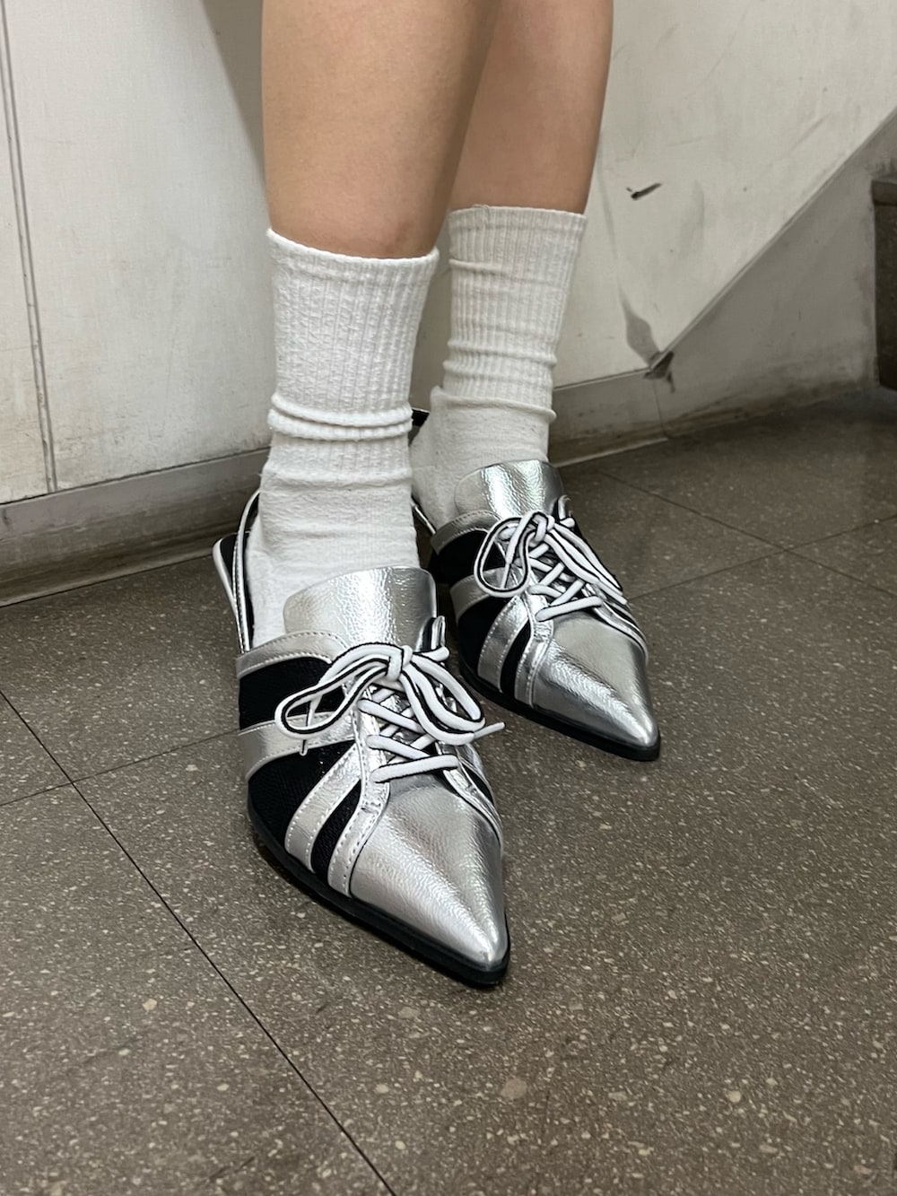 グレー系のその他パンツ、ブラック系のスウェット、シルバー系のサンダルを着用したレディースの春コーディネートの7枚目の写真