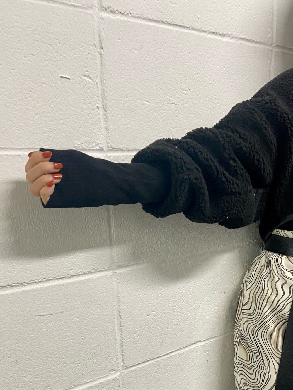 ブラック系のローファー、ブラック系のカーディガン/ボレロ、ブラック系のハンドバッグを着用したレディースの秋コーディネートの4枚目の写真