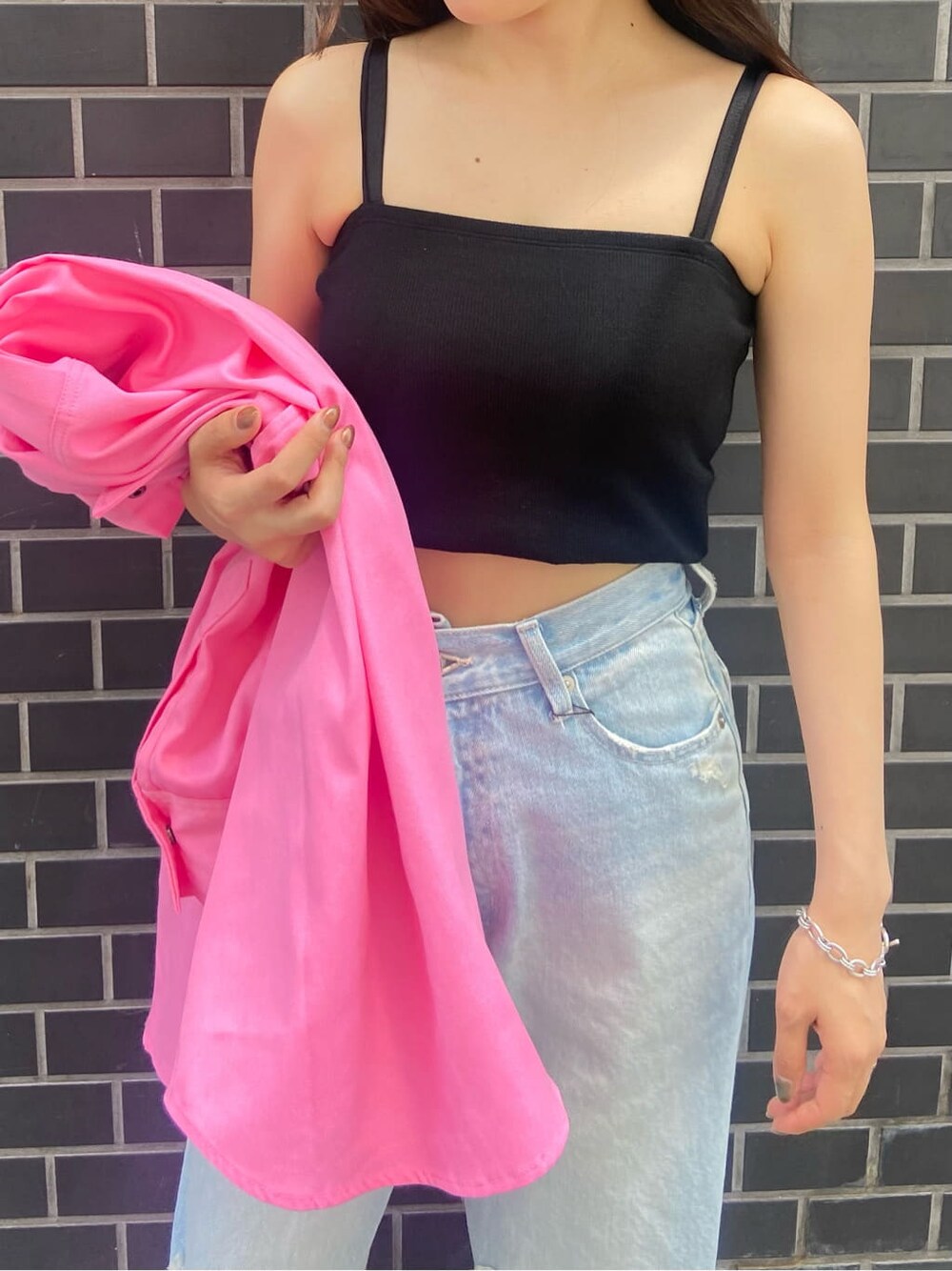 ブラック系のキャミソール、ピンク系のシャツ/ブラウス、ブルー系のデニムパンツを着用したレディースの夏コーディネートの5枚目の写真