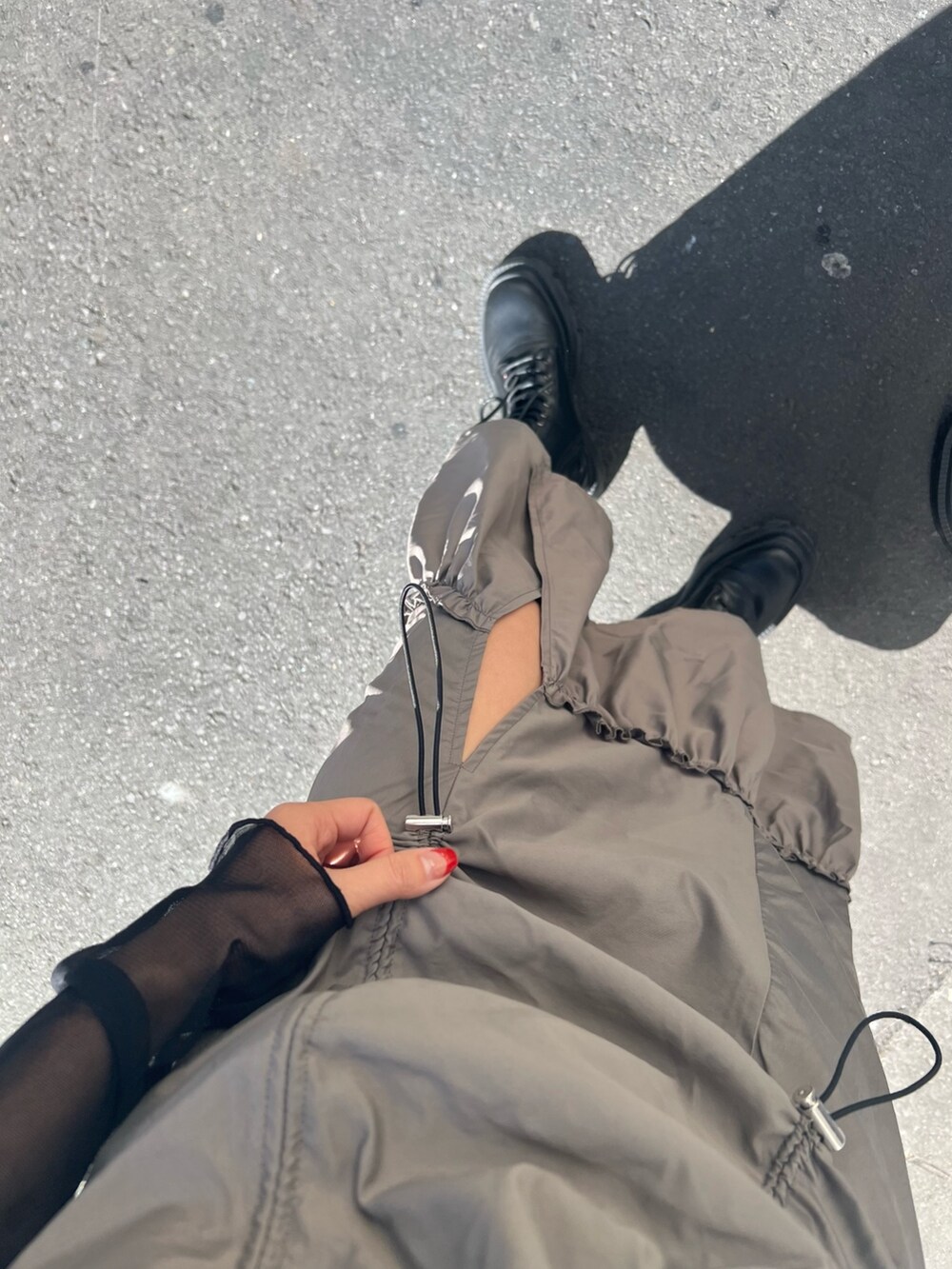 ブラック系のブーツ、グレー系のワンピース、ブラック系のTシャツ/カットソーを着用したレディースの冬コーディネートの8枚目の写真