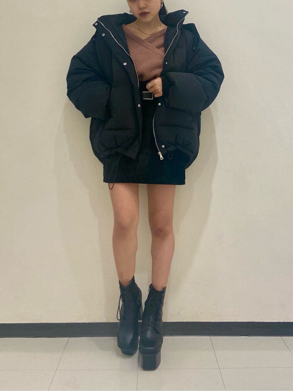 ブラック系のブーツを着用したレディースの冬コーディネートの2枚目の写真