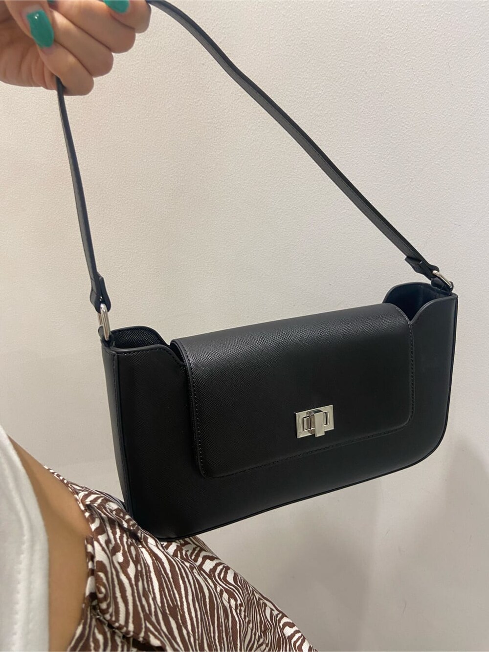 ホワイト系のTシャツ/カットソー、ブラック系のサンダル、その他のその他パンツを着用したレディースの春コーディネートの7枚目の写真