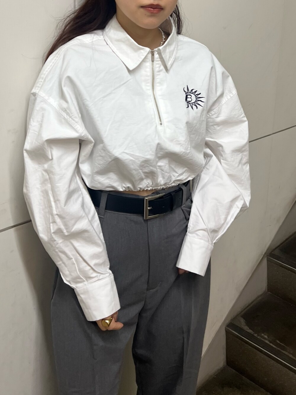 グレー系のその他パンツ、ブラック系のブーツ、ホワイト系のシャツ/ブラウスを着用したレディースの春コーディネートの5枚目の写真