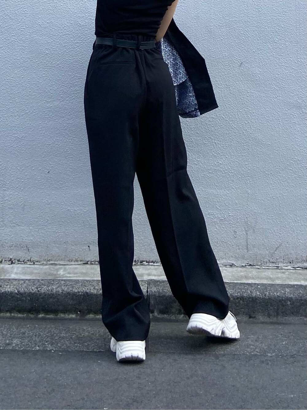 ブラック系のスラックス、ブラック系のタンクトップ、ブラック系のシャツ/ブラウスを着用したレディースの春コーディネートの5枚目の写真