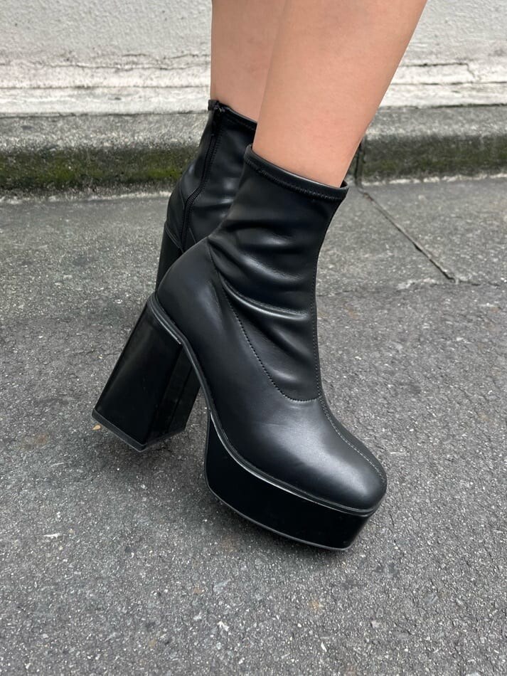 その他のニット/セーター、ブラック系のスカート、ブラック系のブーツを着用したレディースの秋コーディネートの8枚目の写真