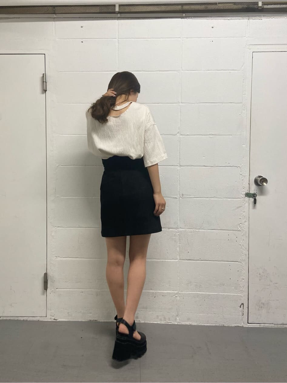 ブラック系のスカート、ブラック系のサンダル、ホワイト系のTシャツ/カットソーを着用したレディースの夏コーディネートの3枚目の写真