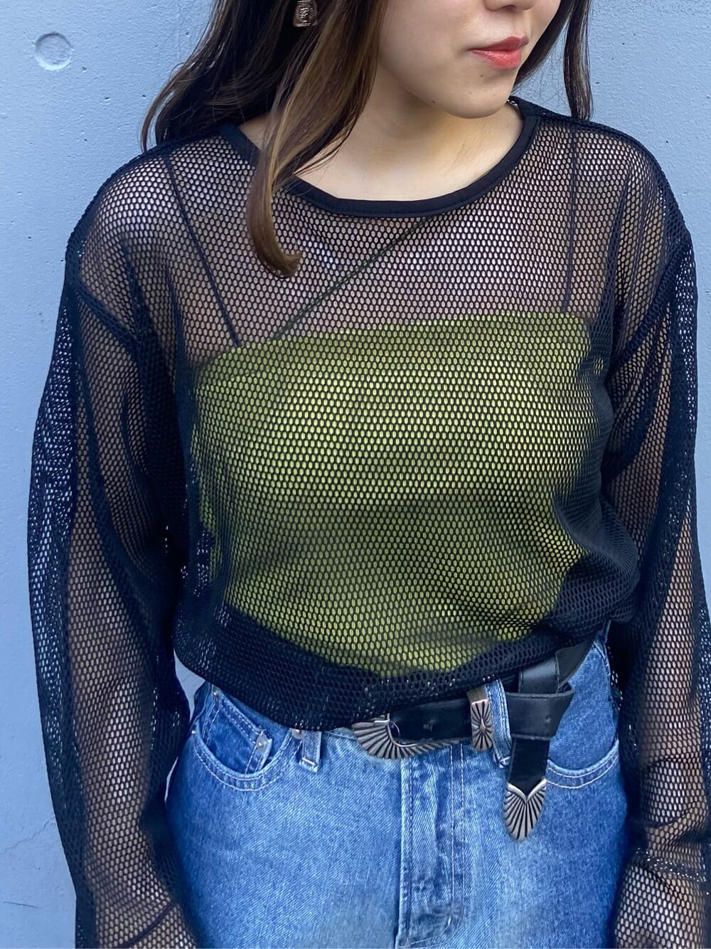 ブラック系のボストンバッグ、グリーン系のキャミソール、ブラック系のTシャツ/カットソーを着用したレディースの春コーディネートの5枚目の写真