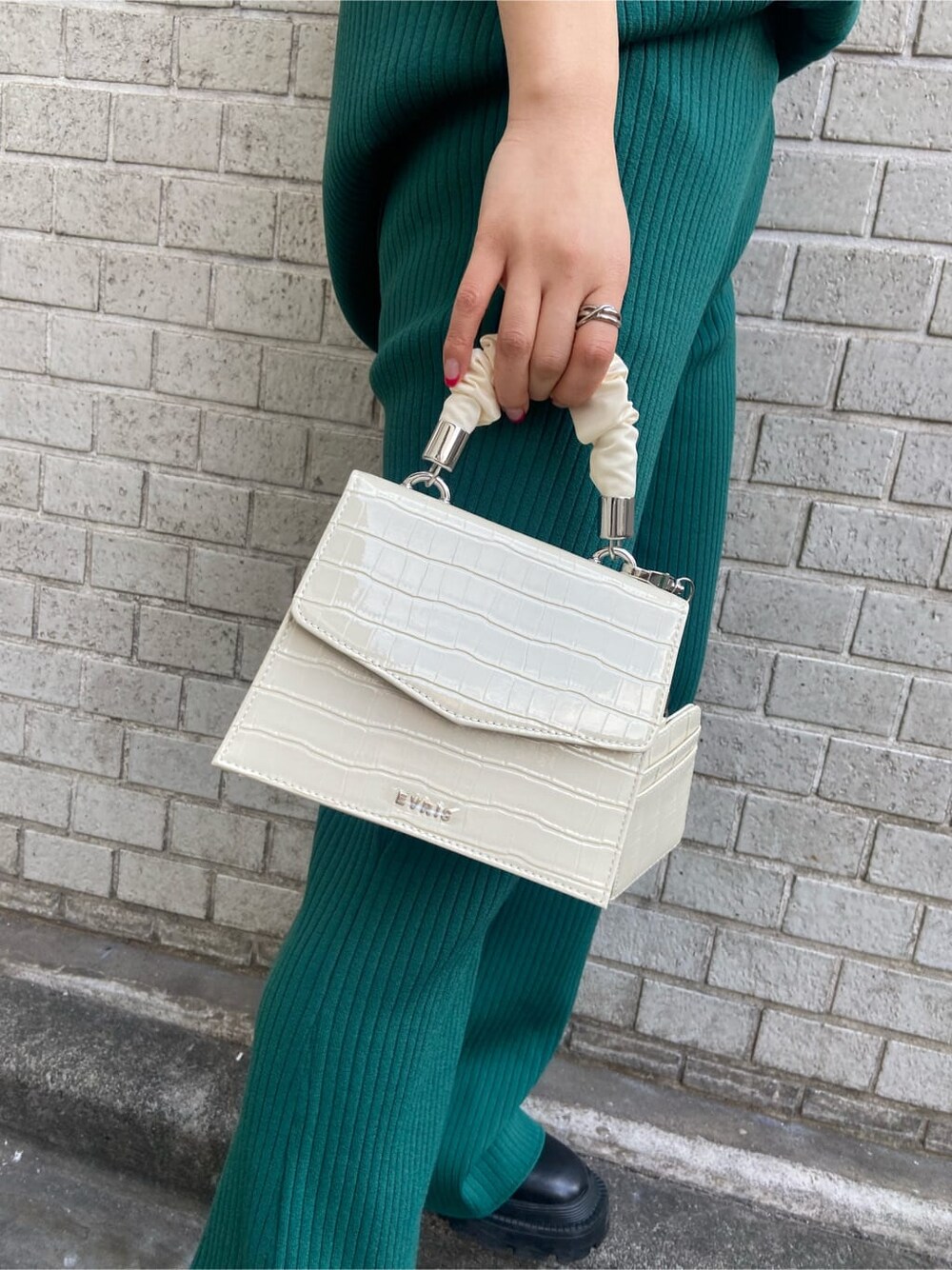 ブラック系のブーツ、グリーン系のその他パンツ、グリーン系のニット/セーターを着用したレディースの春コーディネートの7枚目の写真