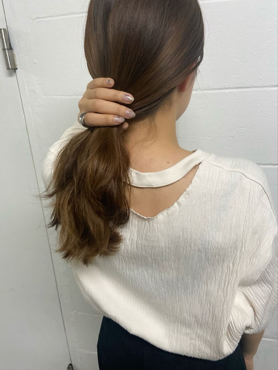 ブラック系のスカート、ブラック系のサンダル、ホワイト系のTシャツ/カットソーを着用したレディースの夏コーディネートの4枚目の写真