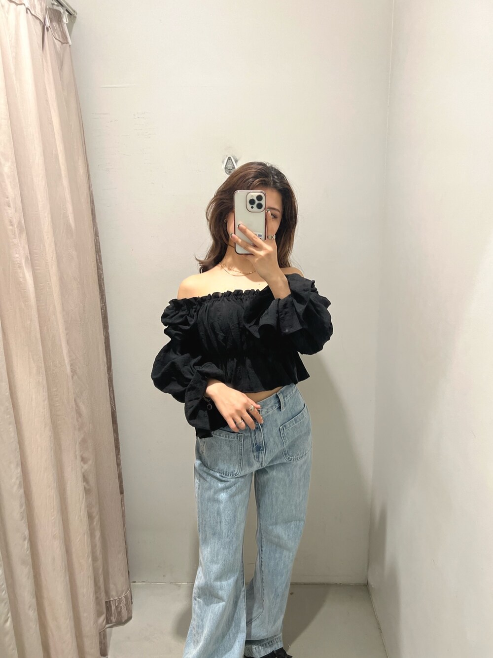 ブラック系のシャツ/ブラウス、ブラック系のサンダル、ブルー系のデニムパンツを着用したレディースの春コーディネートの2枚目の写真