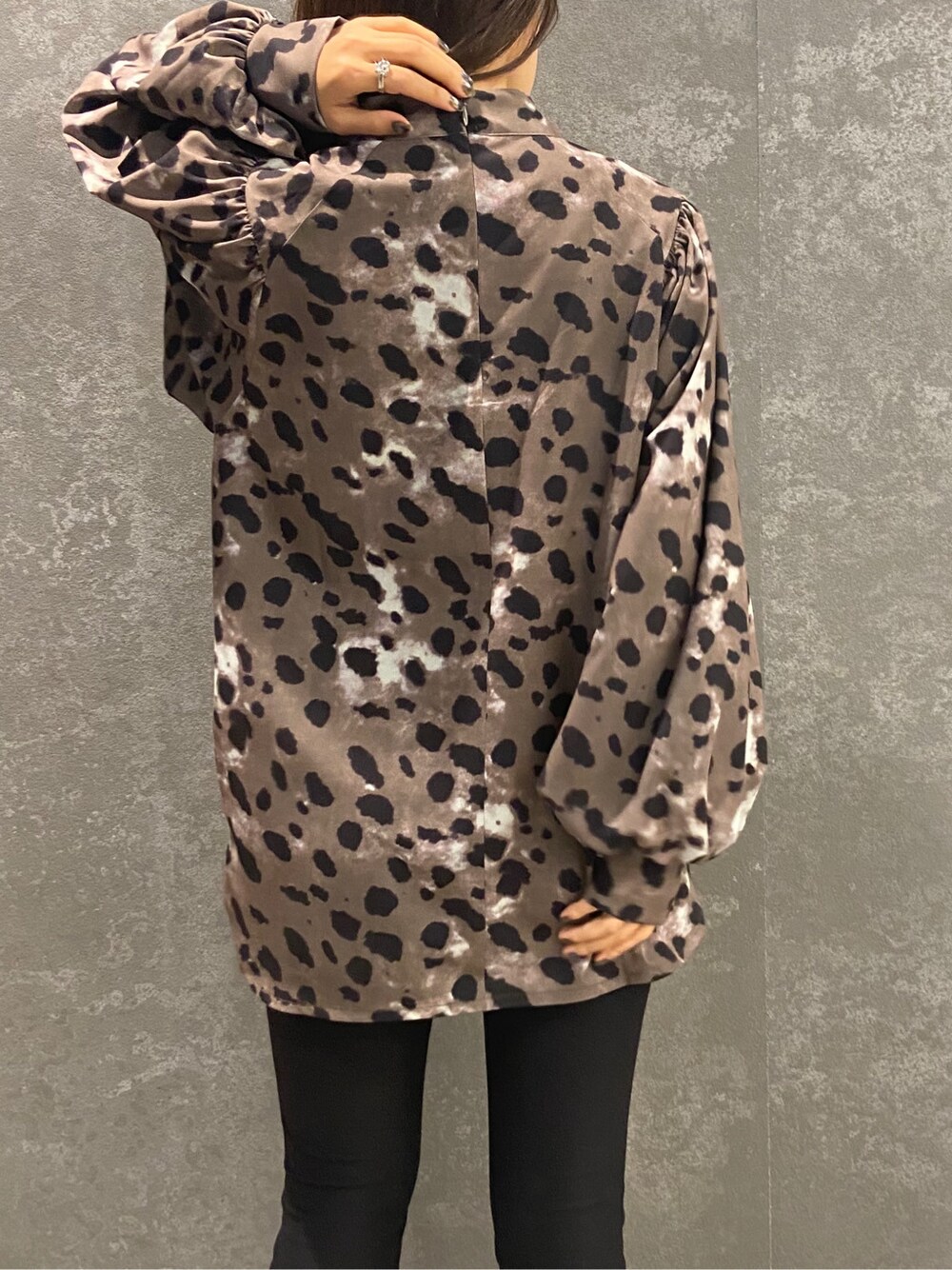 ブラック系のその他パンツ、その他のTシャツ/カットソーを着用したレディースの秋コーディネートの4枚目の写真