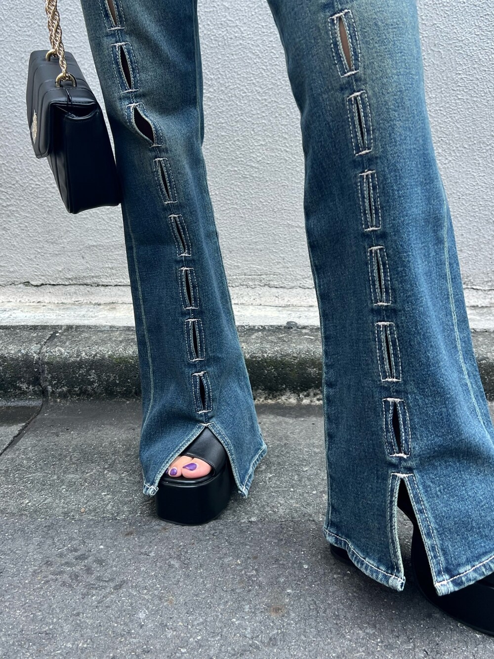 ブルー系のデニムパンツ、グレー系のシャツ/ブラウス、ブラック系のショルダーバッグを着用したレディースの夏コーディネートの9枚目の写真