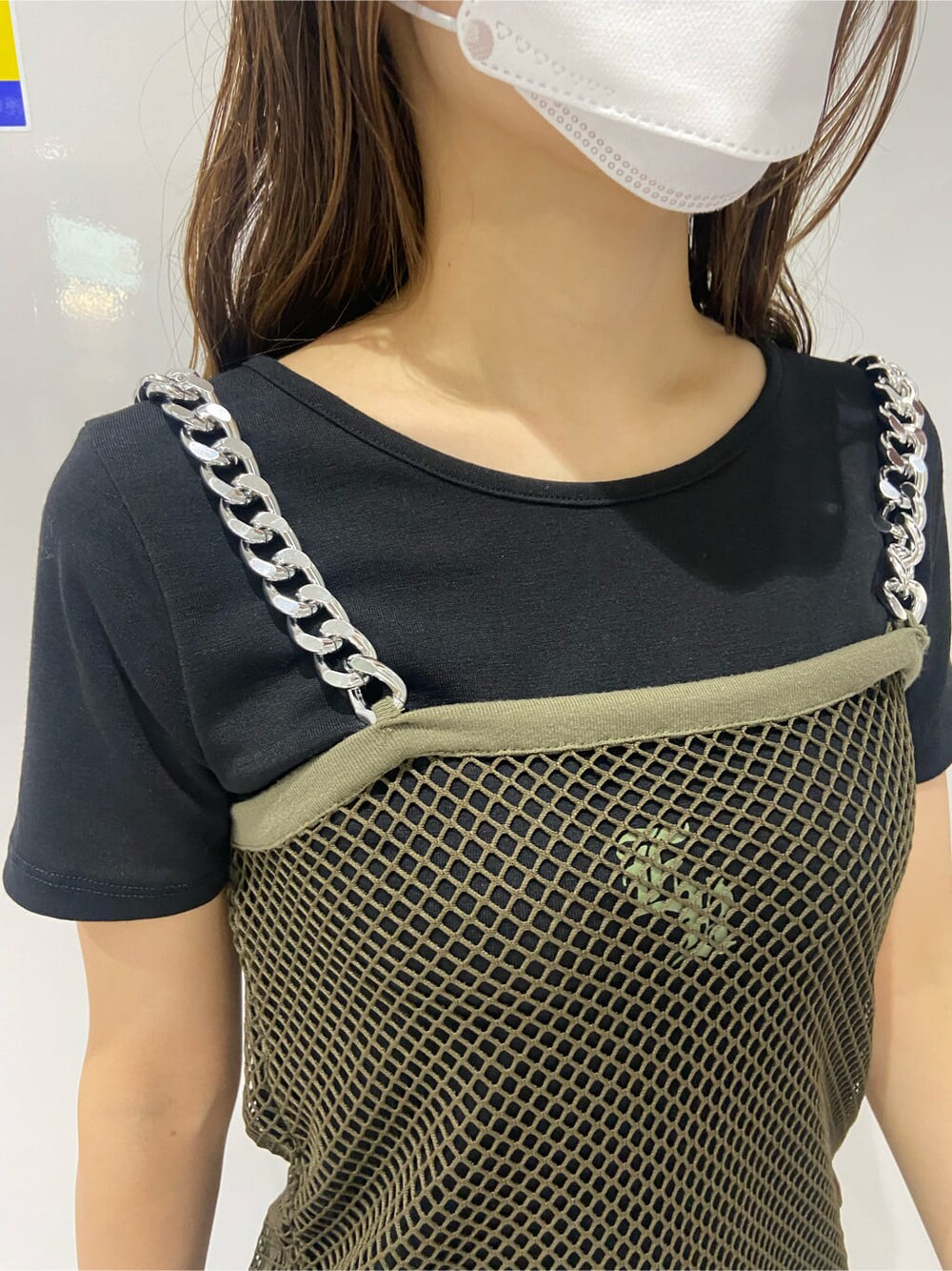 ブラック系のブーツ、ホワイト系のショルダーバッグ、ブラック系のワンピースを着用したレディースの夏コーディネートの6枚目の写真