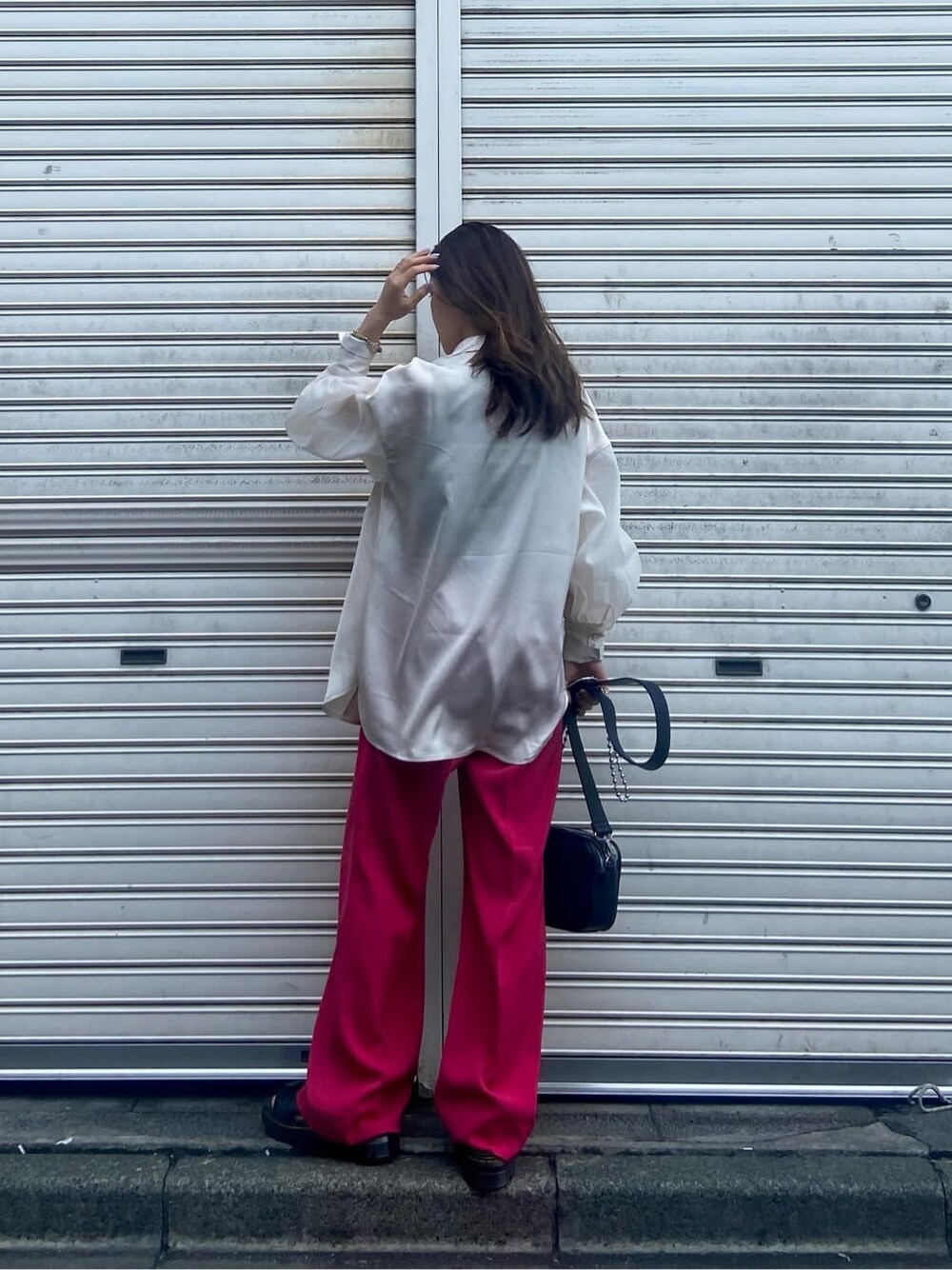 ホワイト系のシャツ/ブラウス、ブラック系のタンクトップ、レッド系のスラックスを着用したレディースの春コーディネートの4枚目の写真