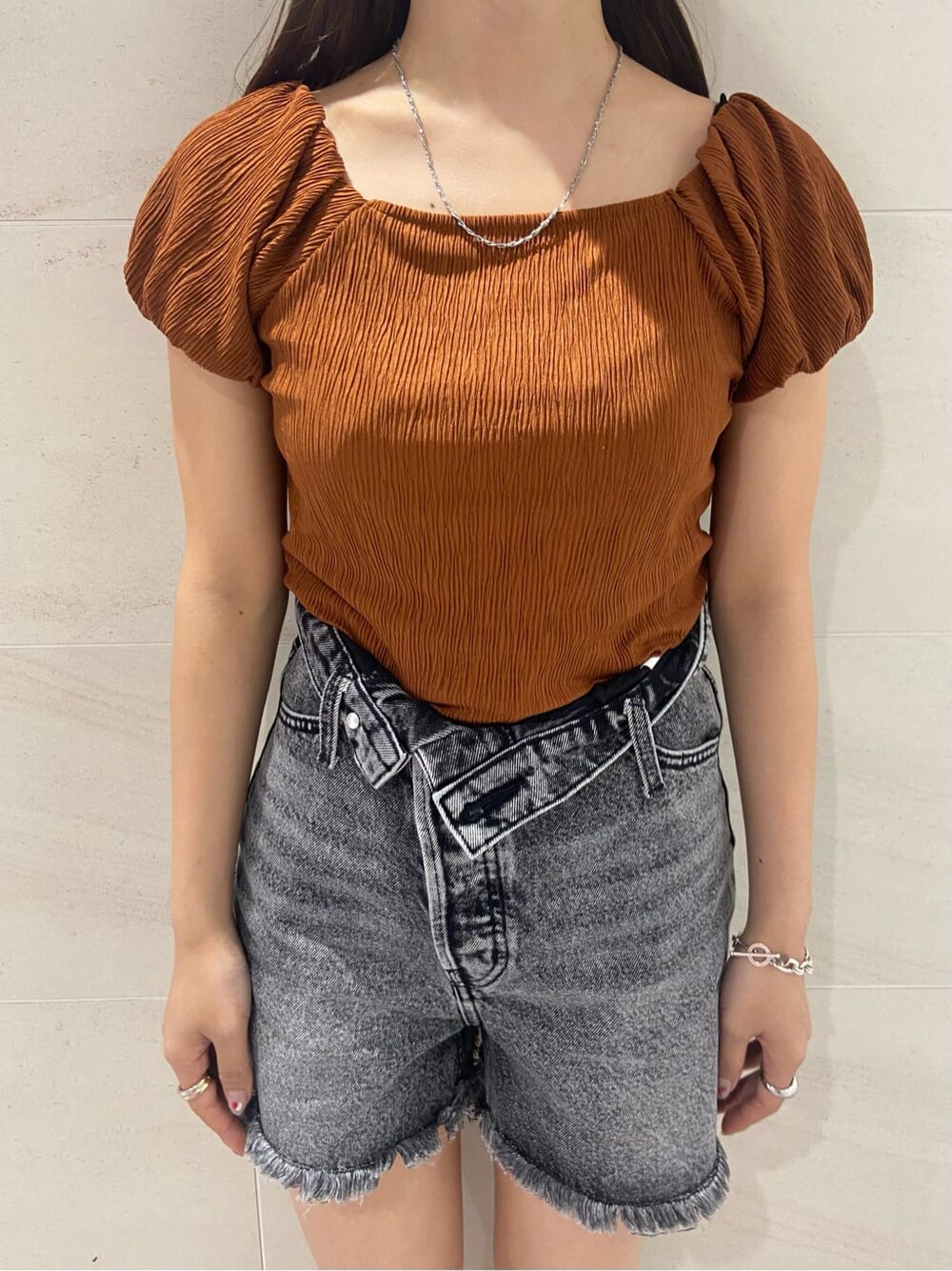 ブラック系のシャツ/ブラウス、オレンジ系のTシャツ/カットソー、ブラック系のデニムパンツを着用したレディースの夏コーディネートの5枚目の写真