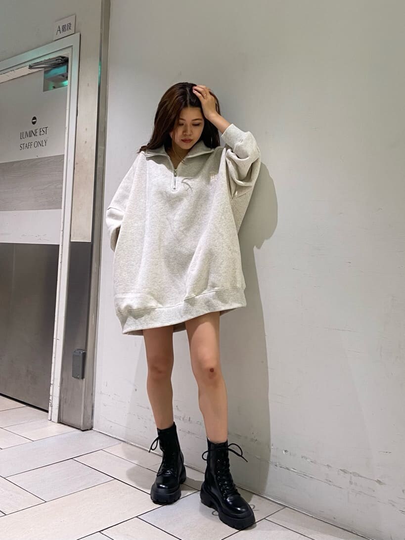 ブラック系のブーツ、グリーン系のショルダーバッグ、ホワイト系のスウェットを着用したレディースの夏コーディネートの2枚目の写真