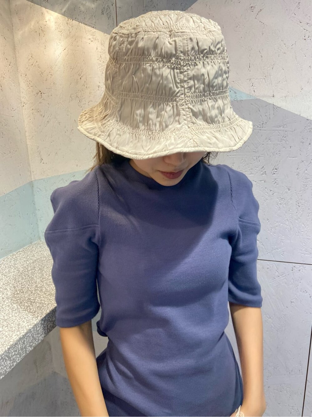 パープル系のワンピース、ホワイト系のハットを着用したレディースの夏コーディネートの5枚目の写真