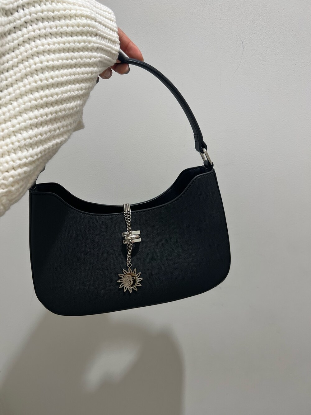 ホワイト系のニット/セーター、ブラック系のその他パンツ、ブラック系のブーツを着用したレディースの秋コーディネートの9枚目の写真