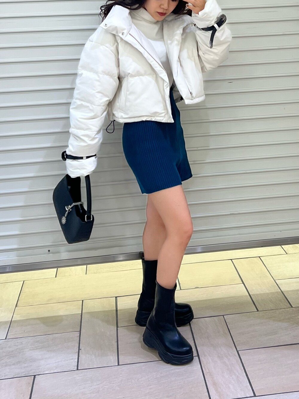 ブルー系のその他パンツ、ホワイト系のTシャツ/カットソー、ホワイト系のダウンジャケット/コートを着用したレディースの秋コーディネートの6枚目の写真