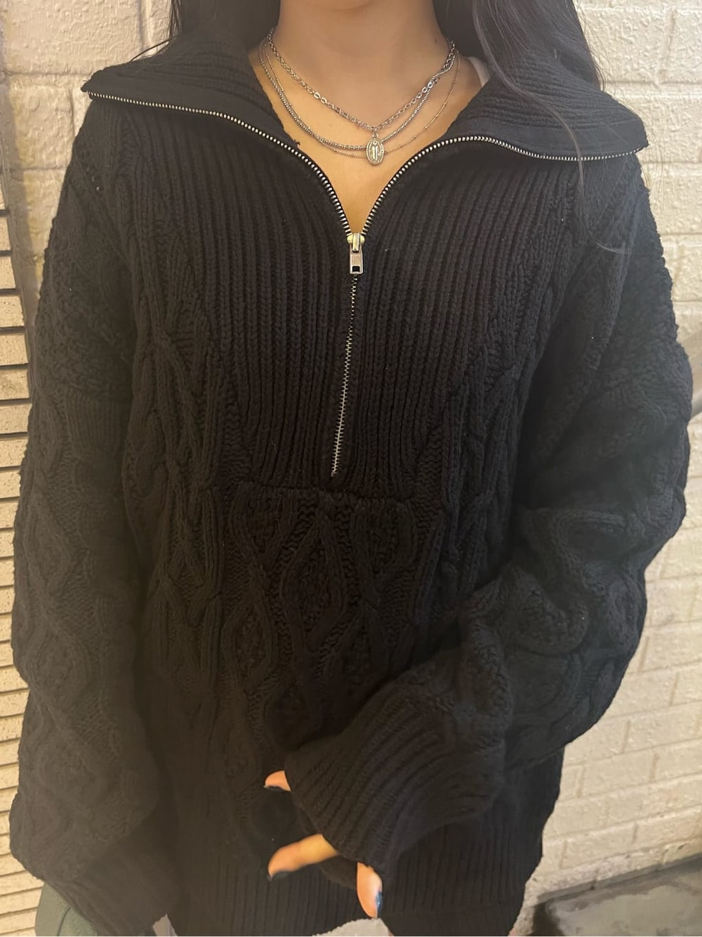 ブラック系のその他パンツ、ブラック系のニット/セーター、その他のブーツを着用したレディースの秋コーディネートの4枚目の写真