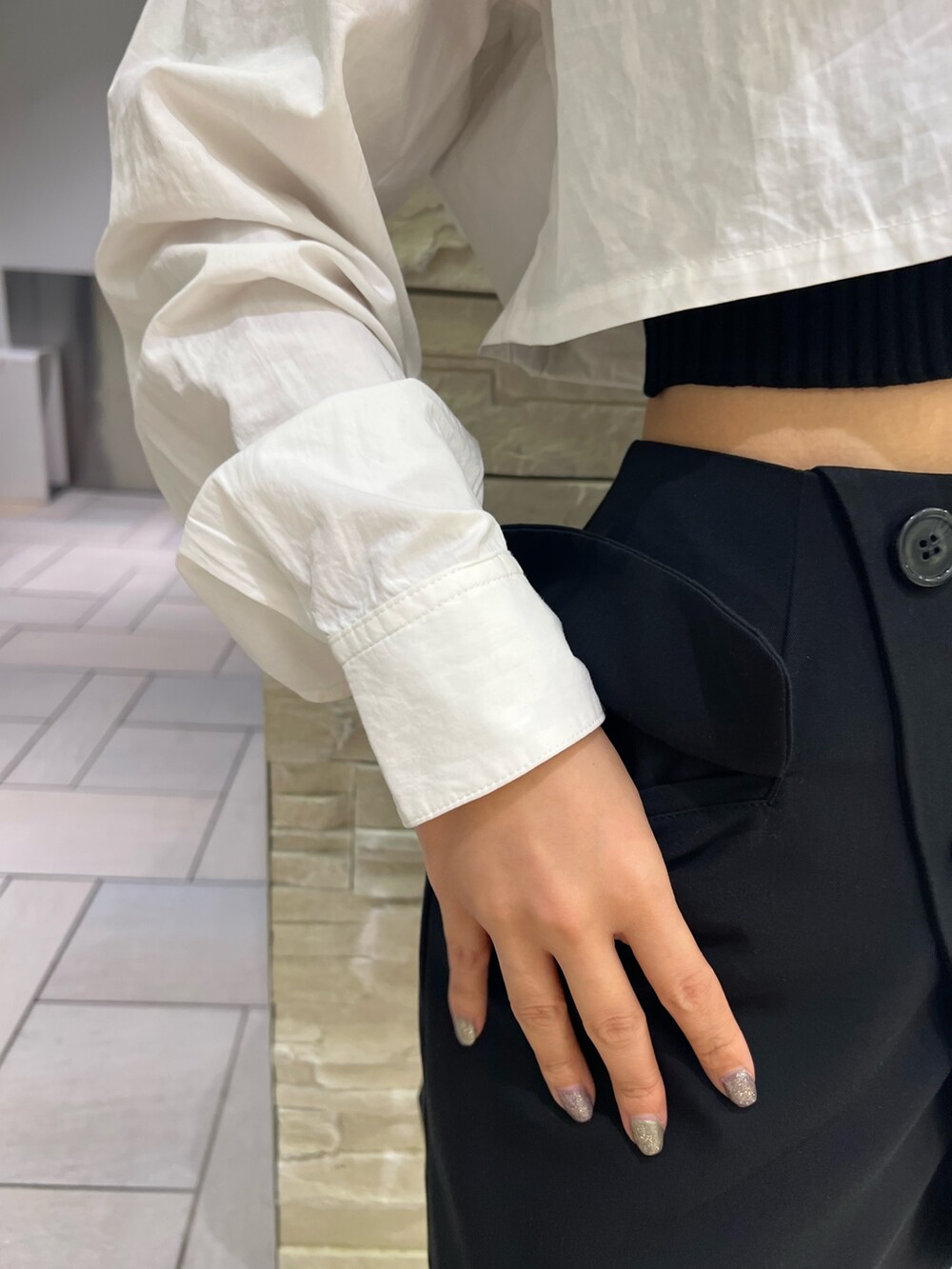 ブラック系のブーツ、ブラック系のスカート、ブラック系のカーディガン/ボレロを着用したレディースの春コーディネートの5枚目の写真