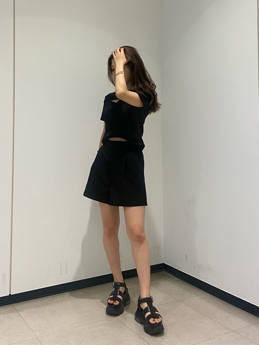 ブラック系のサンダル、ブラック系のその他パンツ、ブラック系のTシャツ/カットソーを着用したレディースの夏コーディネートの7枚目の写真