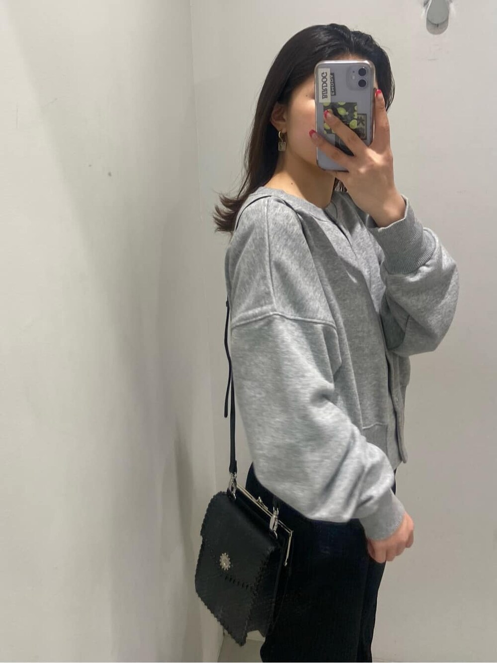 ブラック系のブーツ、ブラック系のショルダーバッグ、ブラック系のその他パンツを着用したレディースの春コーディネートの3枚目の写真