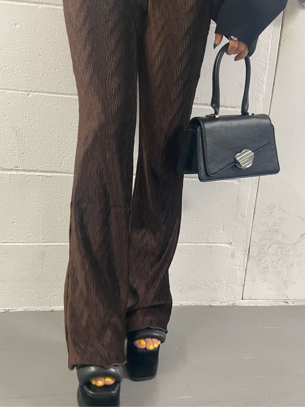 ブラック系のハンドバッグ、ブラック系のTシャツ/カットソー、ホワイト系のTシャツ/カットソーを着用したレディースの夏コーディネートの6枚目の写真