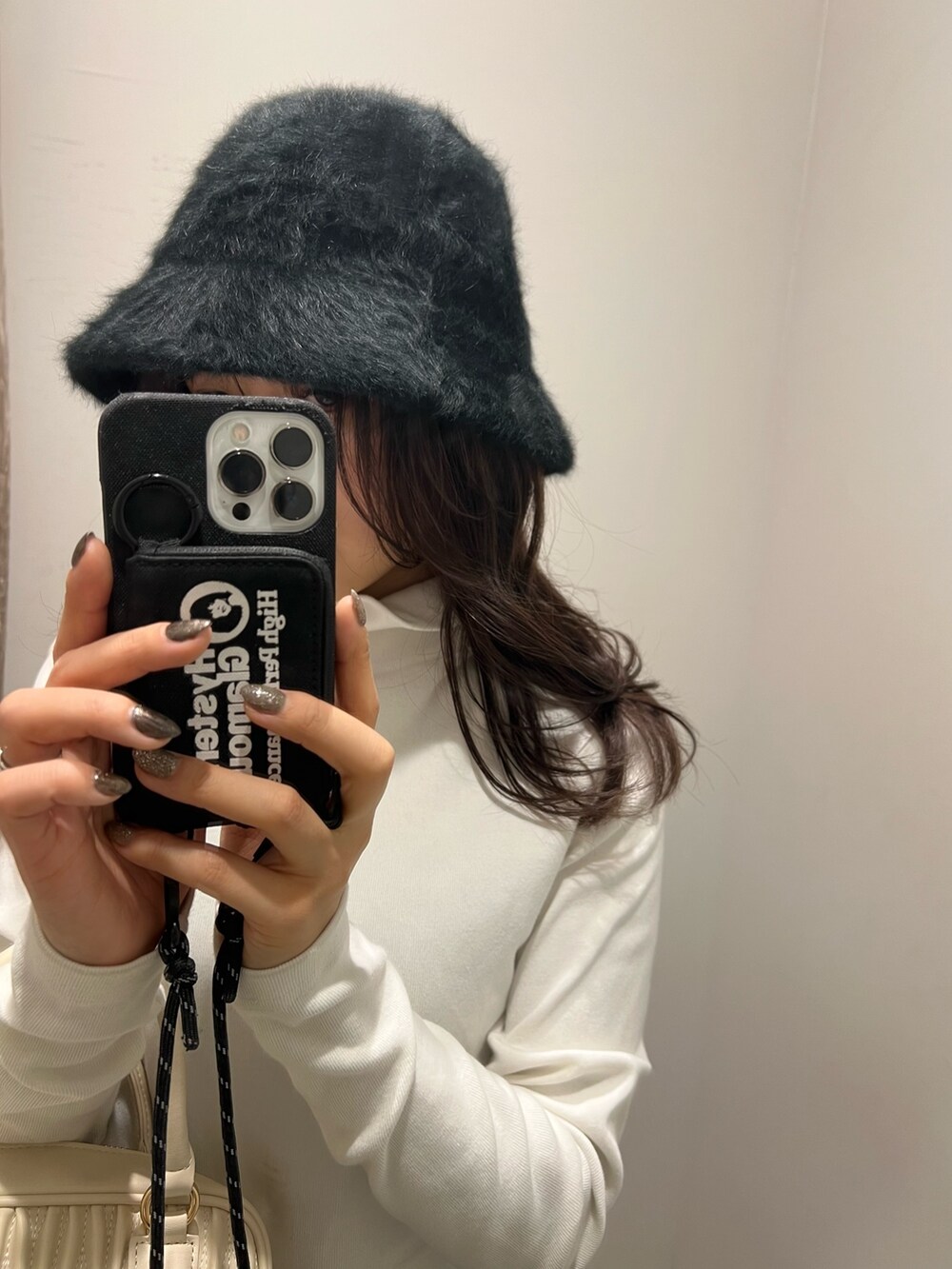 ブルー系のデニムパンツ、ホワイト系のショルダーバッグ、ホワイト系のTシャツ/カットソーを着用したレディースの秋コーディネートの4枚目の写真