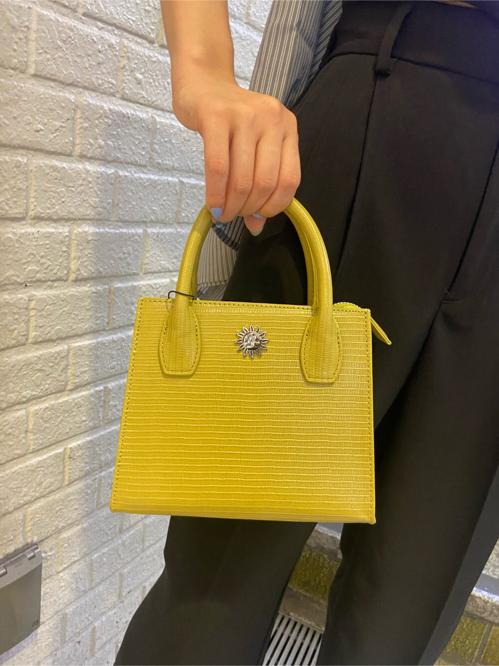 ブラック系のスラックス、ブラック系のサンダル、ブラック系のワンピースを着用したレディースの春コーディネートの8枚目の写真