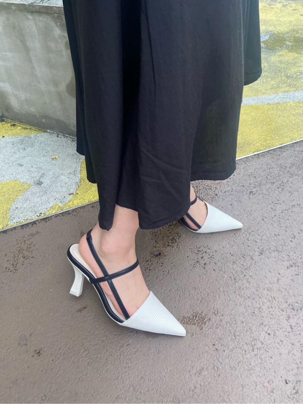 ホワイト系のサンダル、パープル系のショルダーバッグ、ブラック系のTシャツ/カットソーを着用したレディースの春コーディネートの8枚目の写真