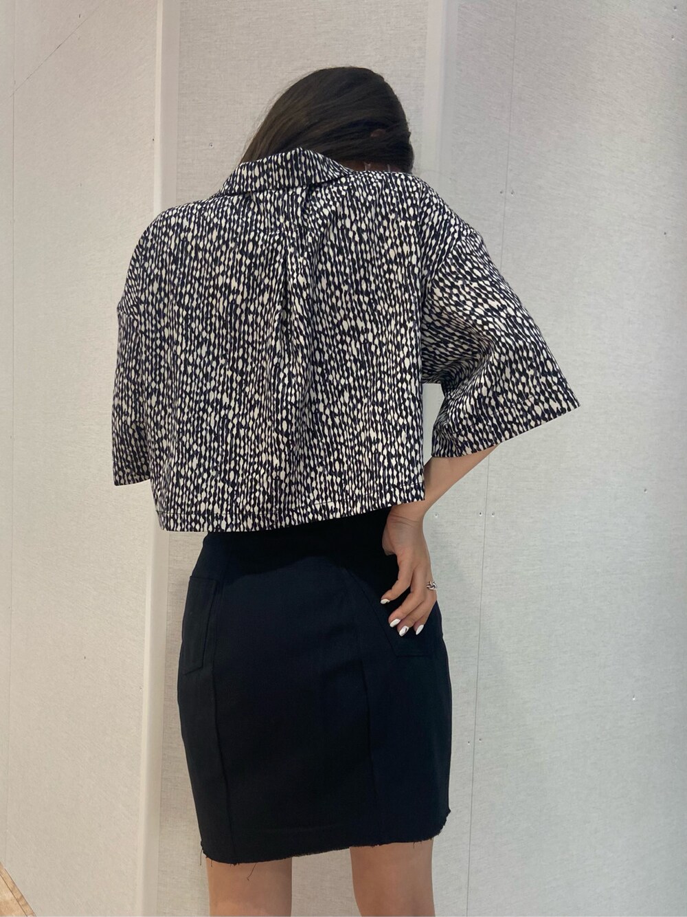 その他のシャツ/ブラウス、ブラック系のスカート、ブラック系のサンダルを着用したレディースの春コーディネートの3枚目の写真