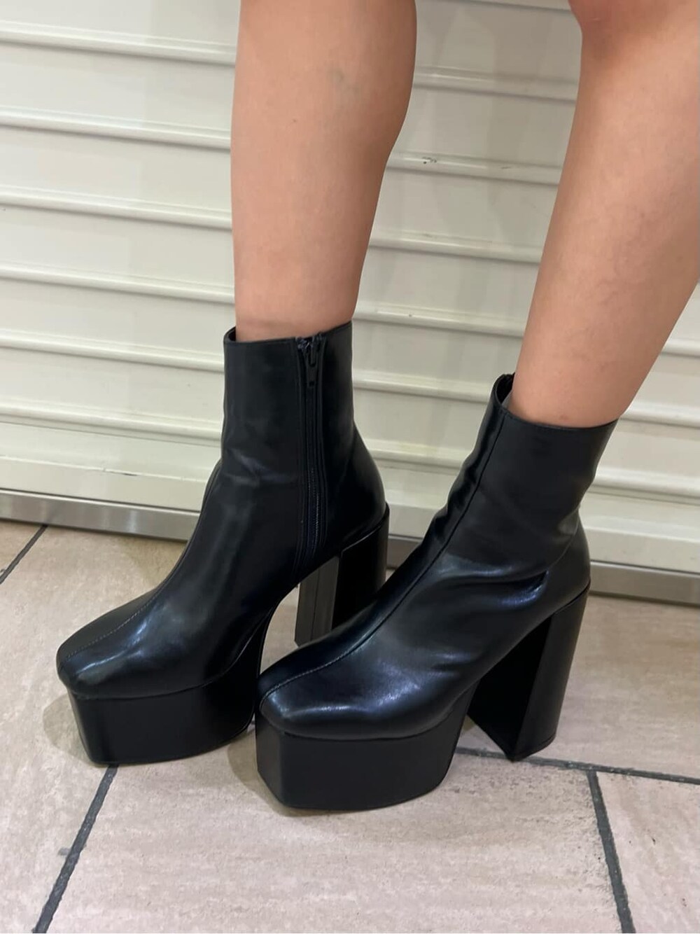 ブラウン系のワンピース、ブラック系のブーツ、ブラック系のショルダーバッグを着用したレディースの秋コーディネートの9枚目の写真