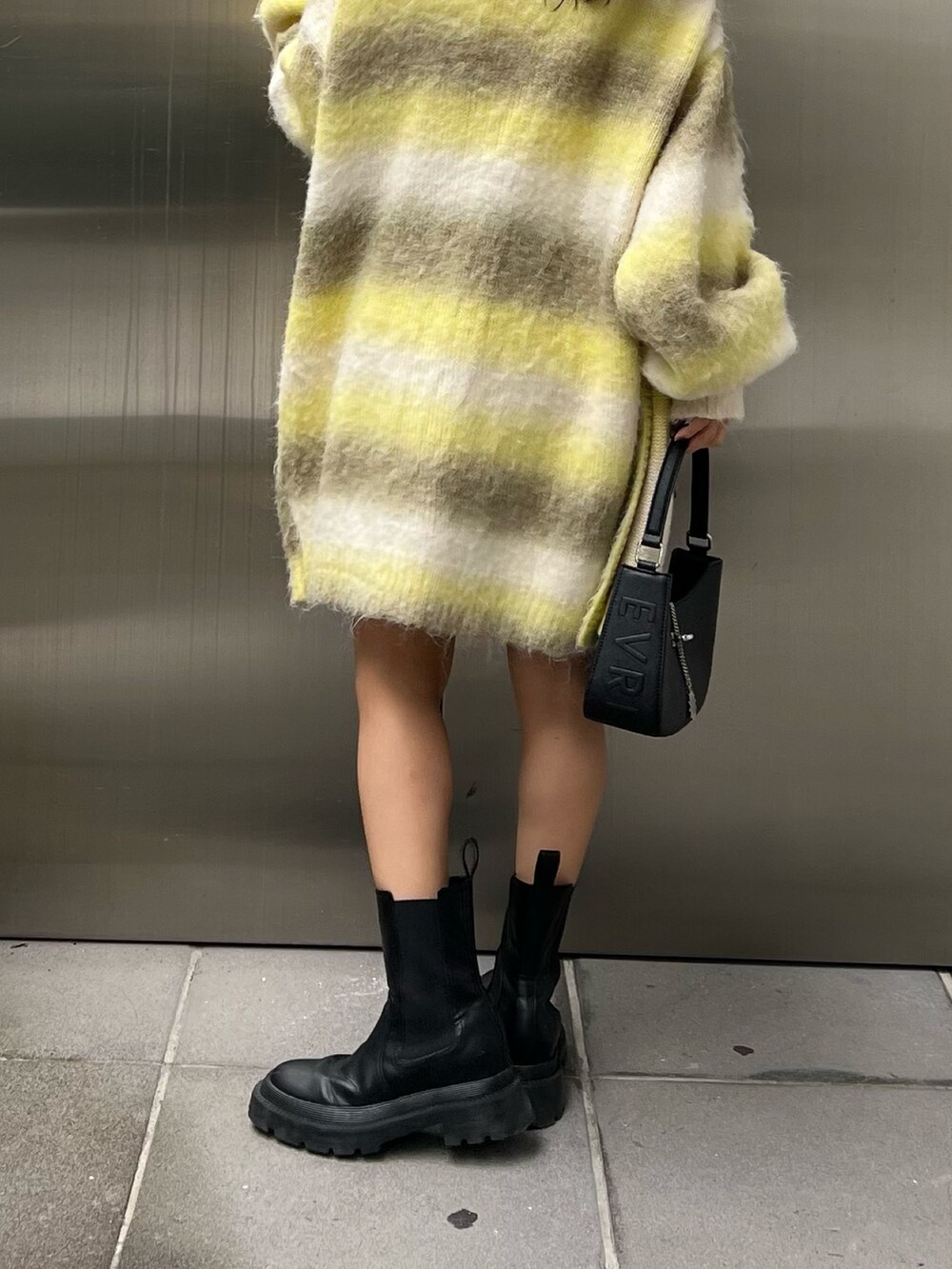 ブラック系のその他パンツ、ブラック系のハンドバッグ、ブラック系のTシャツ/カットソーを着用したレディースの秋コーディネートの4枚目の写真