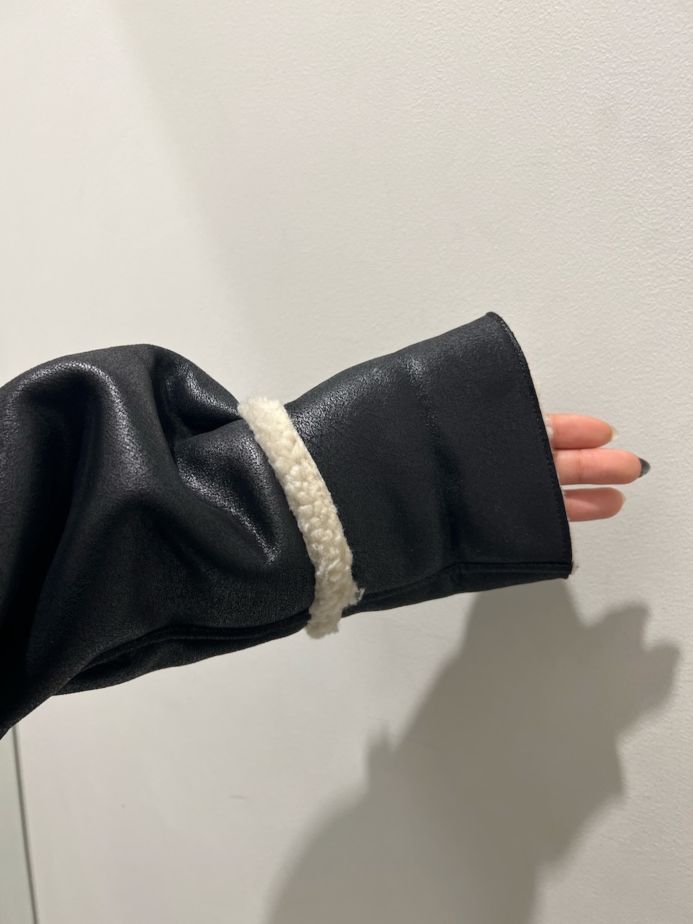 ブラック系のブルゾン、ブラック系のブーツ、ブラック系のその他パンツを着用したレディースの秋コーディネートの6枚目の写真