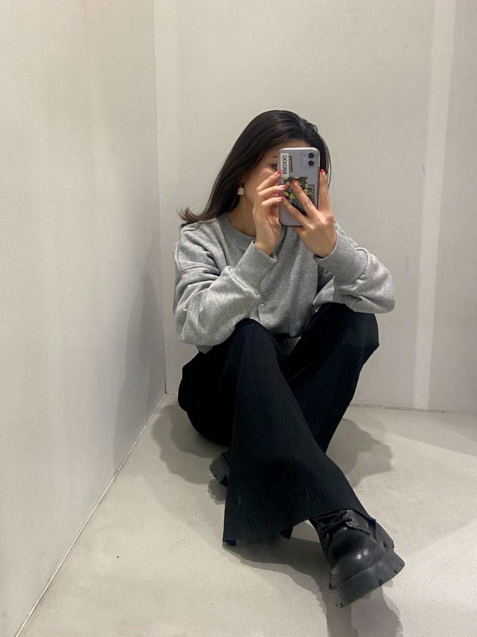 ブラック系のブーツ、ブラック系のショルダーバッグ、ブラック系のその他パンツを着用したレディースの春コーディネートの2枚目の写真