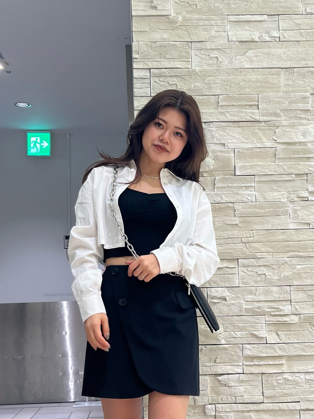 ブラック系のブーツ、ブラック系のスカート、ブラック系のカーディガン/ボレロを着用したレディースの春コーディネートの4枚目の写真