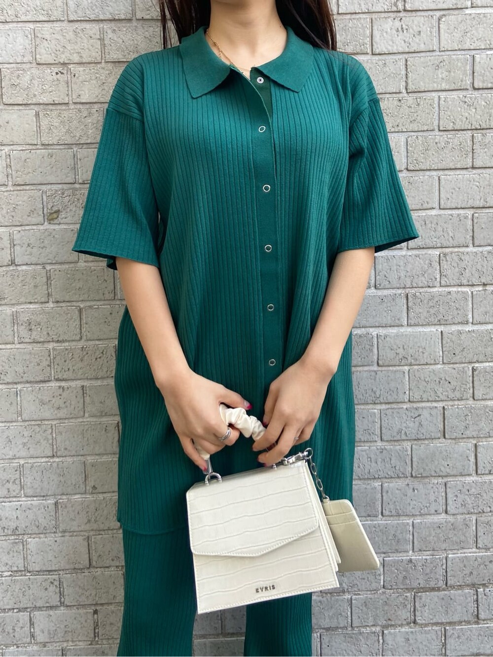 ブラック系のブーツ、グリーン系のその他パンツ、グリーン系のニット/セーターを着用したレディースの春コーディネートの4枚目の写真