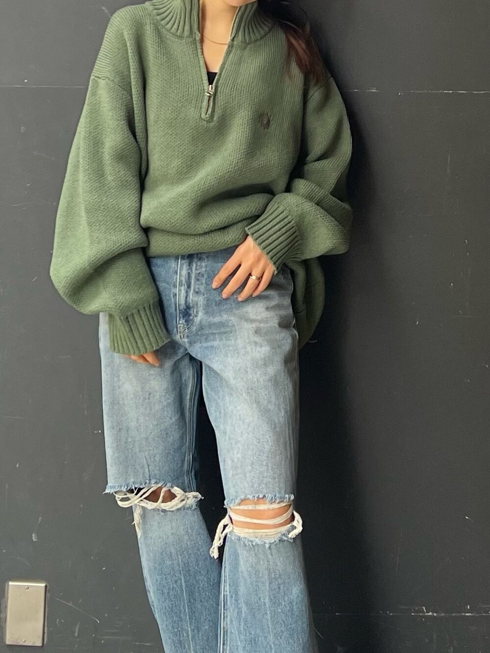 ブルー系のデニムパンツ、ブラック系のサンダル、グリーン系のニット/セーターを着用したレディースの夏コーディネートの3枚目の写真