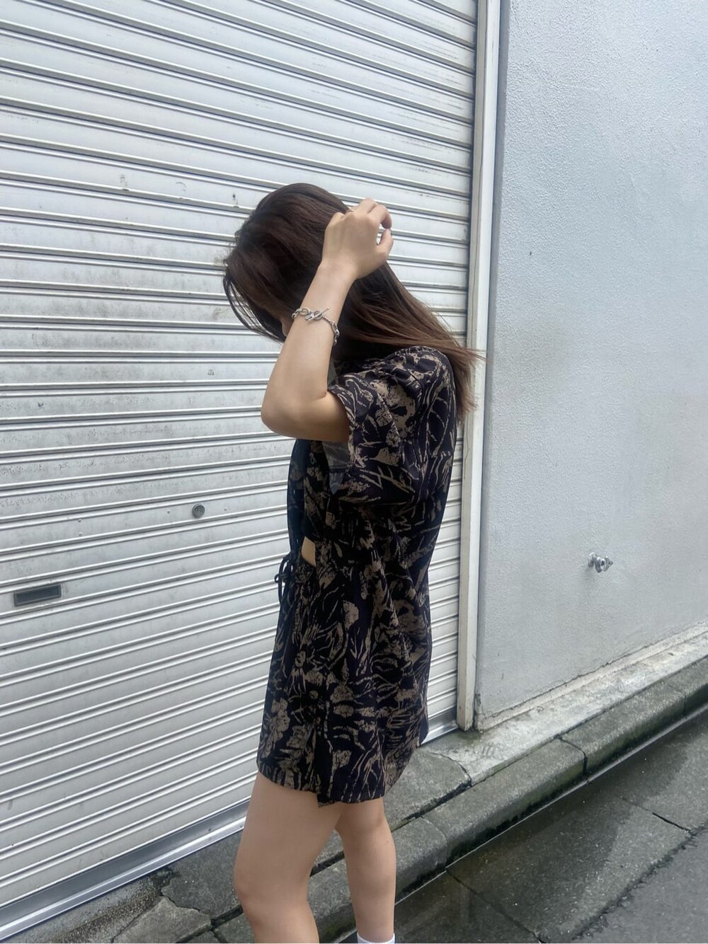 ブラック系のキャミソール、ブラック系のサンダル、ブラック系のシャツ/ブラウスを着用したレディースの夏コーディネートの6枚目の写真