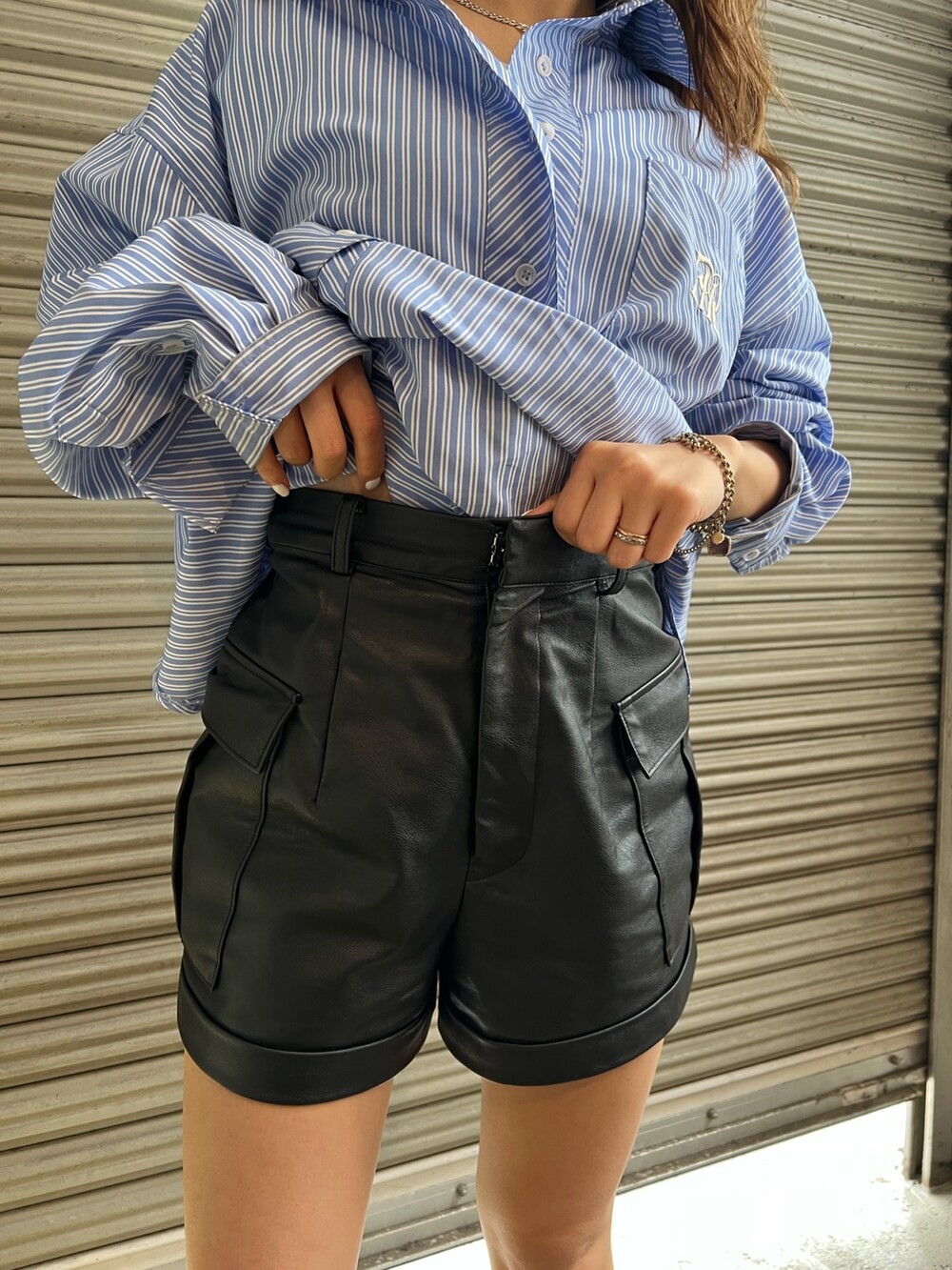 ブラック系のその他パンツ、ブルー系のシャツ/ブラウス、ホワイト系のサンダルを着用したレディースの春コーディネートの6枚目の写真