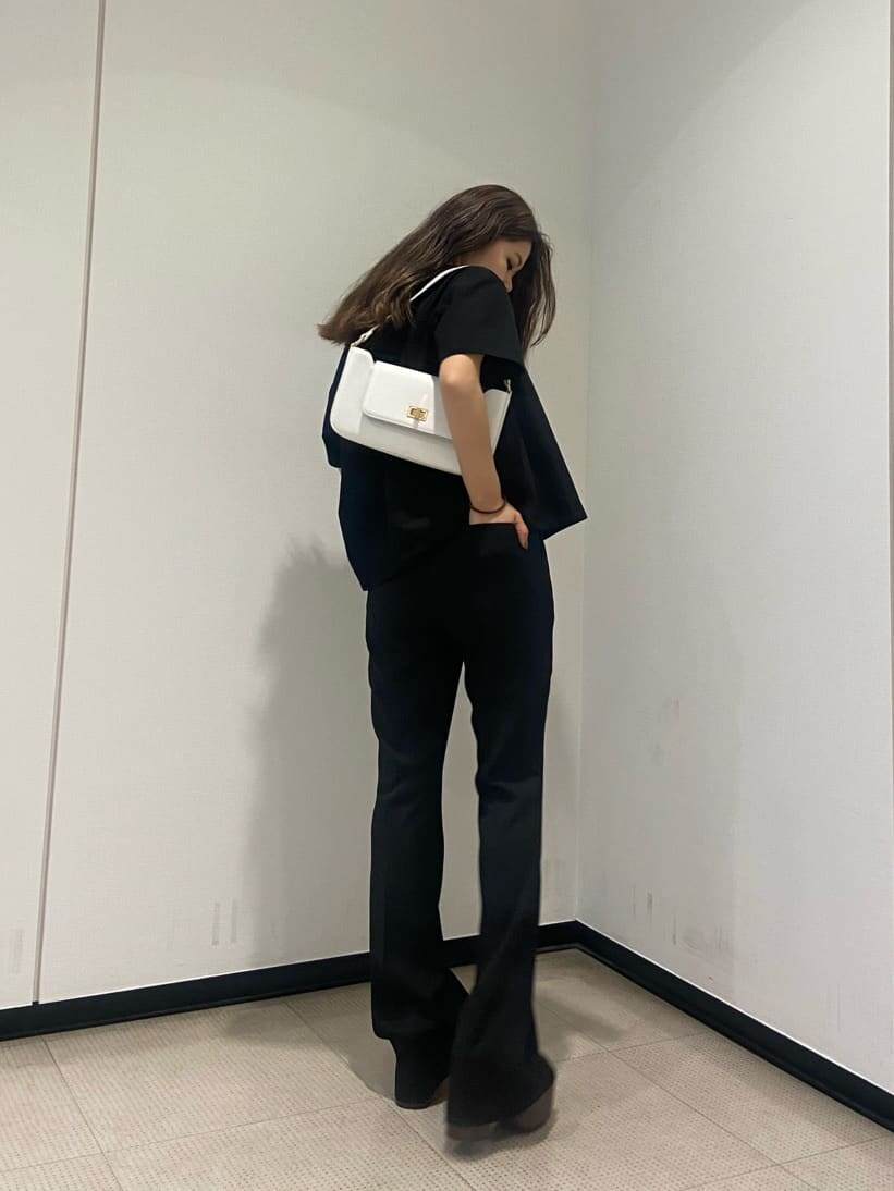 ブラック系のその他パンツ、ブラック系のシャツ/ブラウス、ホワイト系のタンクトップを着用したレディースの夏コーディネートの3枚目の写真