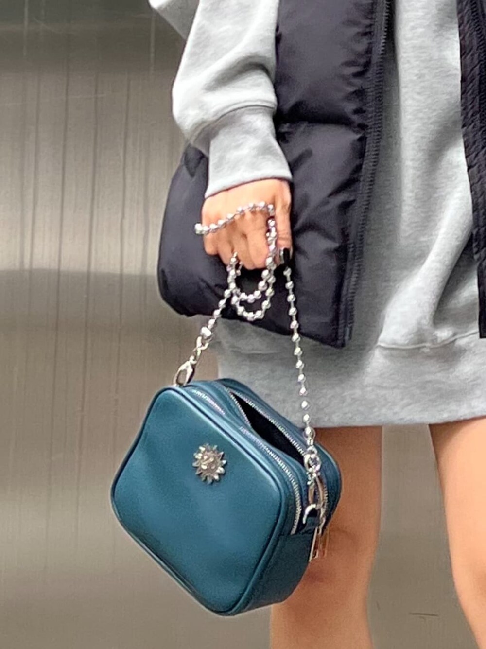 グリーン系のショルダーバッグ、グレー系のスウェット、ホワイト系のブーツを着用したレディースの秋コーディネートの6枚目の写真