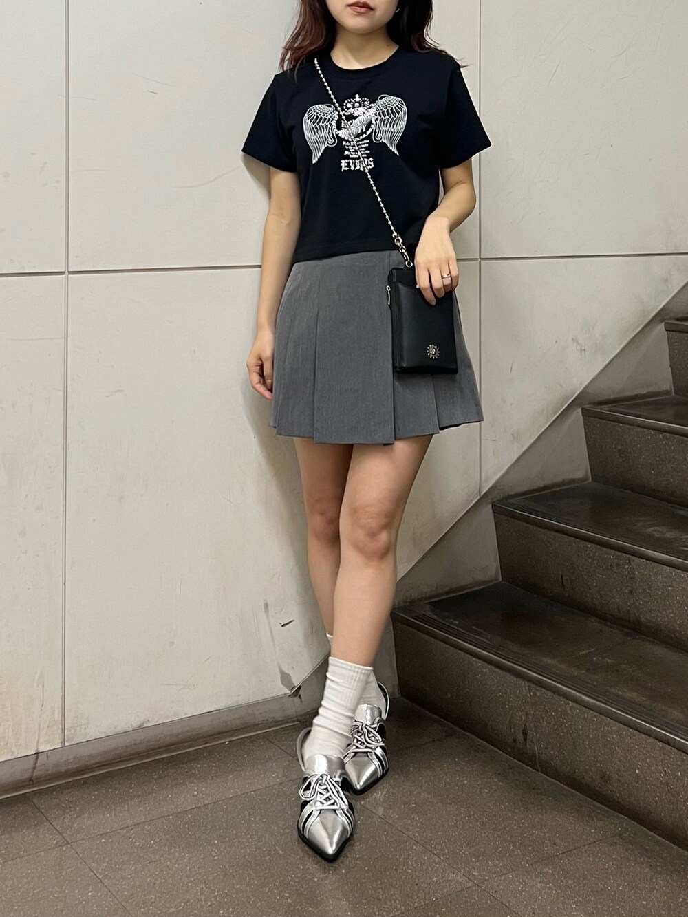 シルバー系のサンダル、ブラック系のショルダーバッグ、グレー系のその他パンツを着用したレディースの春コーディネートの3枚目の写真