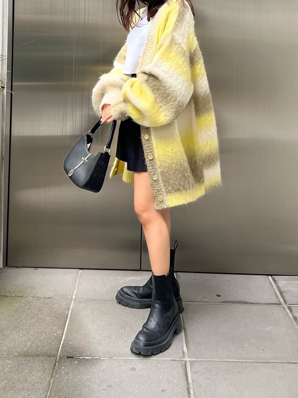 ブラック系のその他パンツ、ブラック系のハンドバッグ、ブラック系のTシャツ/カットソーを着用したレディースの秋コーディネートの2枚目の写真