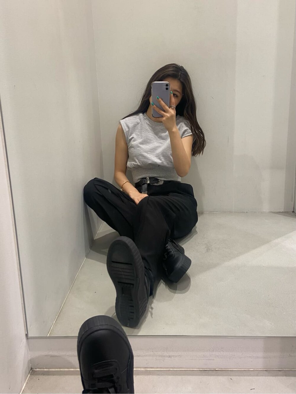 ブラック系のスニーカー、ブラック系のその他パンツ、グレー系のTシャツ/カットソーを着用したレディースの春コーディネートの7枚目の写真