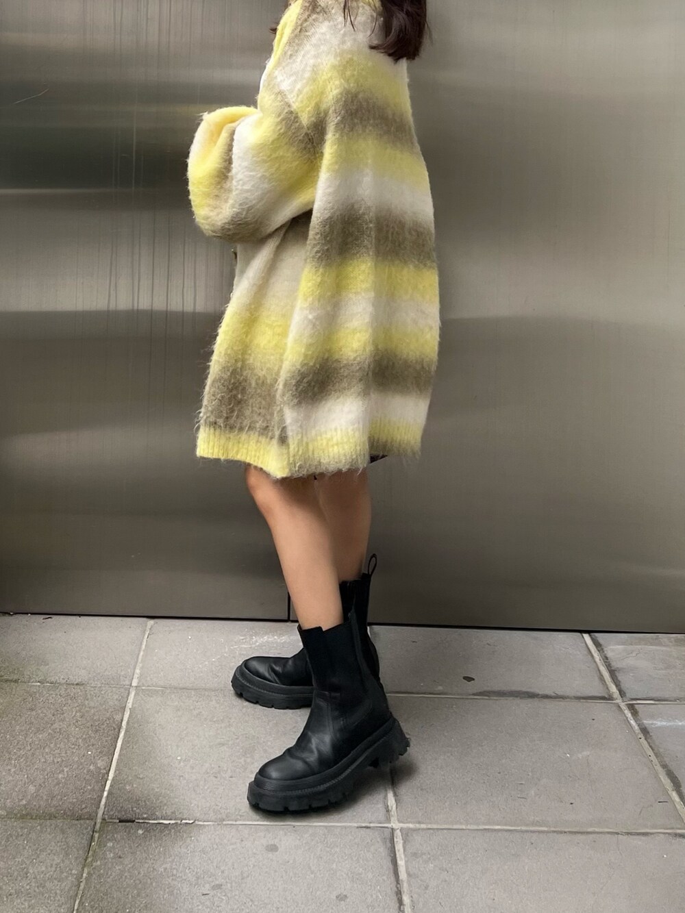 ブラック系のその他パンツ、ブラック系のハンドバッグ、ブラック系のTシャツ/カットソーを着用したレディースの秋コーディネートの3枚目の写真