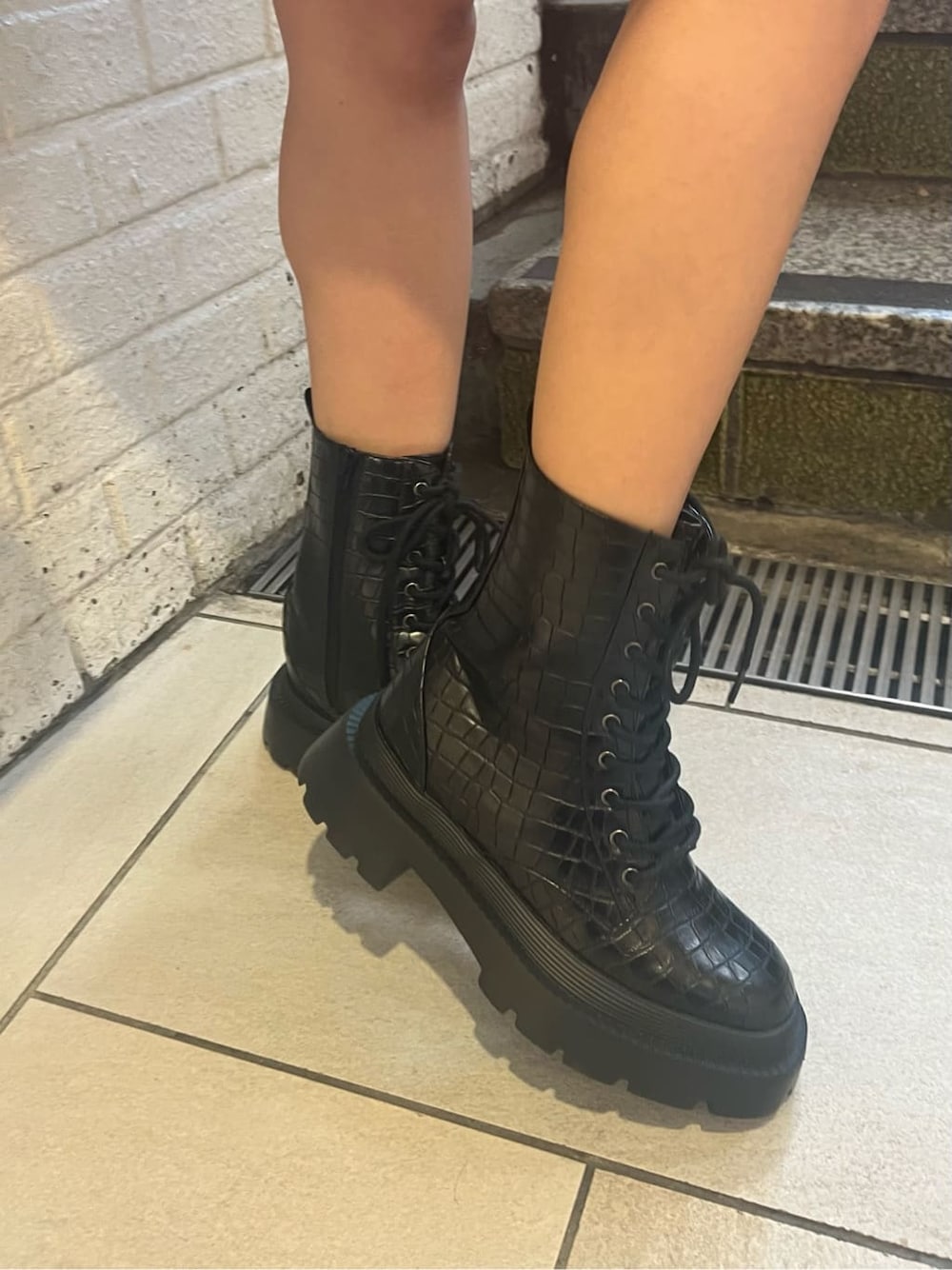 ブラック系のその他パンツ、ブラック系のニット/セーター、その他のブーツを着用したレディースの秋コーディネートの7枚目の写真